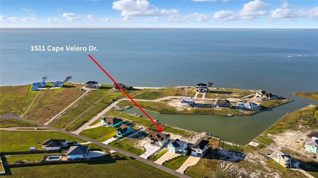 1511 Cape Velero Dr, Rockport, TX 78382