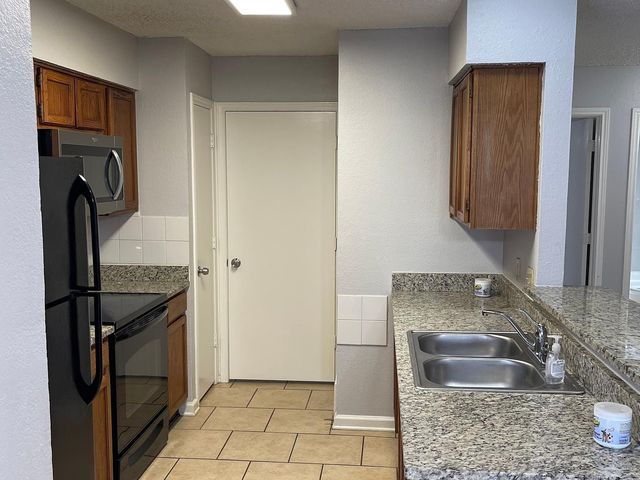 6715 Crestmont Court 6715, Fort Worth, TX 76133