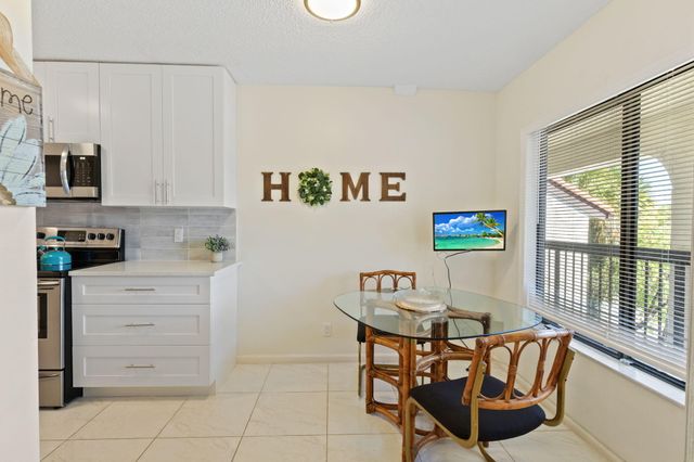 5380 CEDAR LAKE Drive 304, Boynton Beach, FL 33437