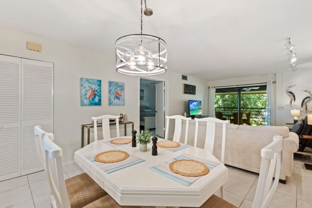 5380 CEDAR LAKE Drive 304, Boynton Beach, FL 33437