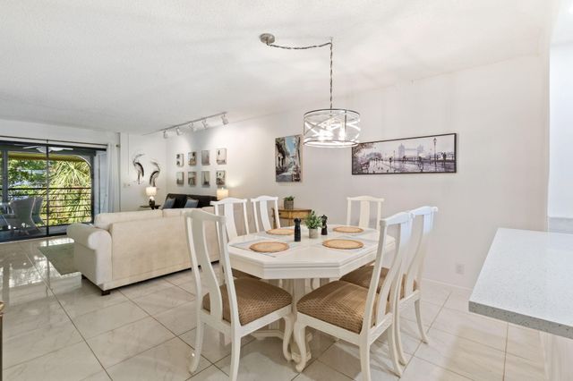 5380 CEDAR LAKE Drive 304, Boynton Beach, FL 33437