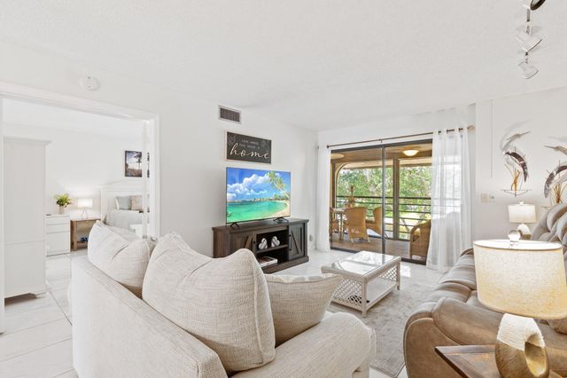 5380 CEDAR LAKE Drive 304, Boynton Beach, FL 33437