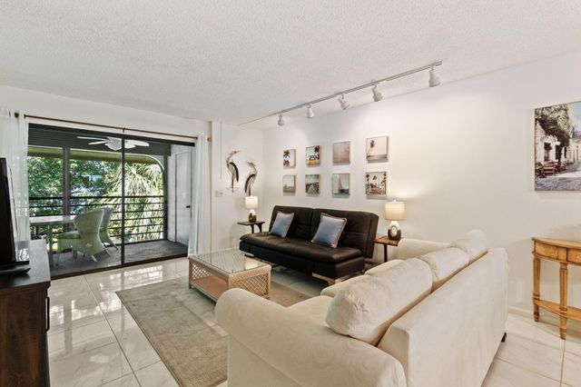 5380 CEDAR LAKE Drive 304, Boynton Beach, FL 33437