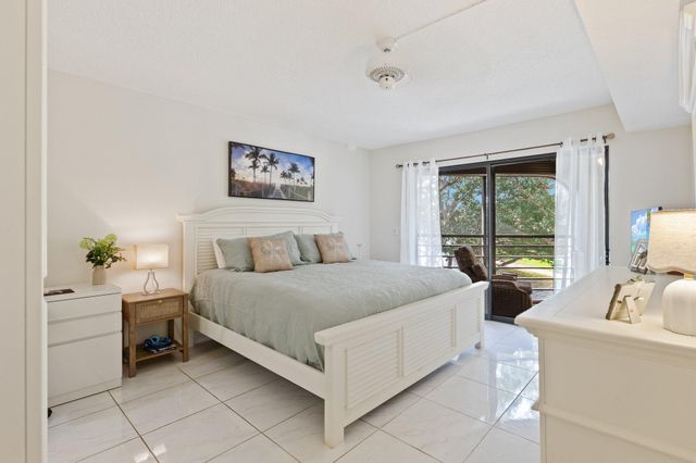 5380 CEDAR LAKE Drive 304, Boynton Beach, FL 33437
