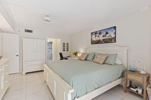 5380 CEDAR LAKE Drive 304, Boynton Beach, FL 33437