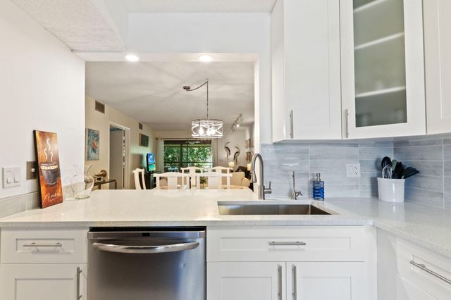 5380 CEDAR LAKE Drive 304, Boynton Beach, FL 33437