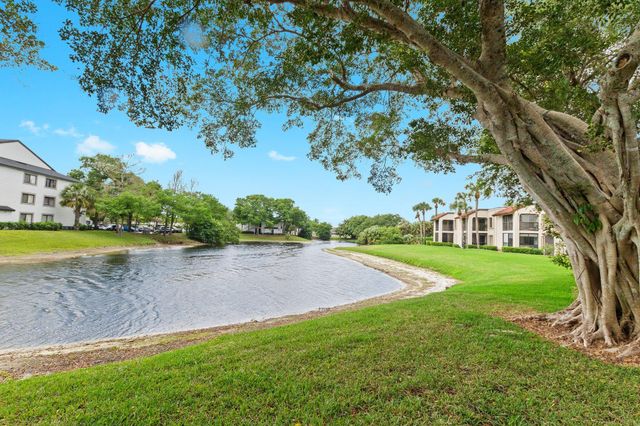 5380 CEDAR LAKE Drive 304, Boynton Beach, FL 33437