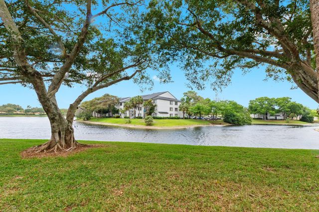 5380 CEDAR LAKE Drive 304, Boynton Beach, FL 33437