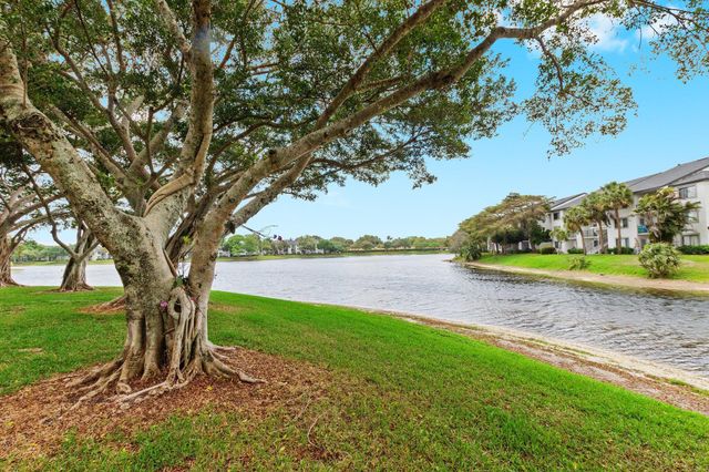 5380 CEDAR LAKE Drive 304, Boynton Beach, FL 33437