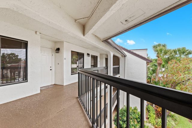 5380 CEDAR LAKE Drive 304, Boynton Beach, FL 33437