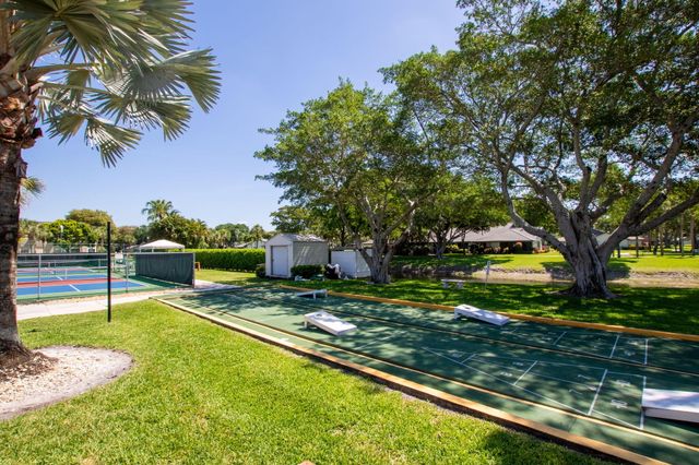 5380 CEDAR LAKE Drive 304, Boynton Beach, FL 33437