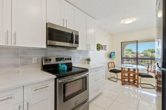 5380 CEDAR LAKE Drive 304, Boynton Beach, FL 33437