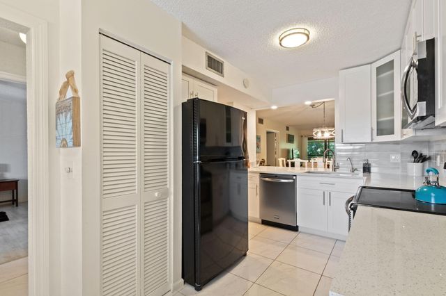 5380 CEDAR LAKE Drive 304, Boynton Beach, FL 33437