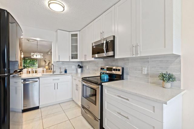 5380 CEDAR LAKE Drive 304, Boynton Beach, FL 33437
