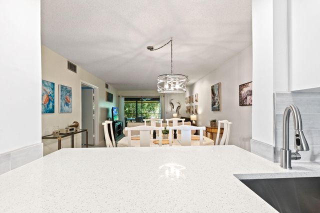 5380 CEDAR LAKE Drive 304, Boynton Beach, FL 33437
