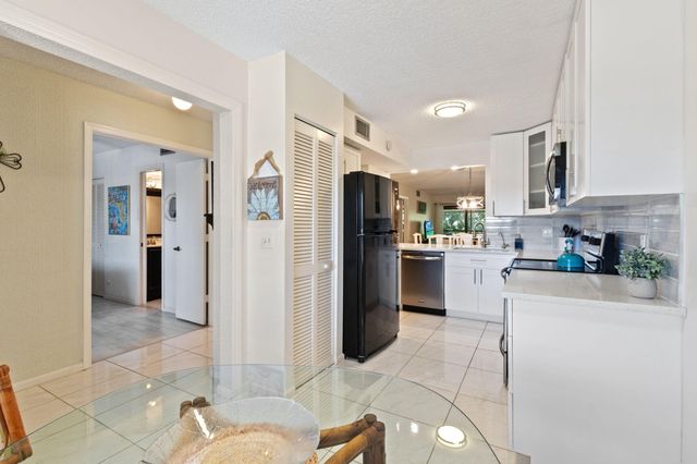 5380 CEDAR LAKE Drive 304, Boynton Beach, FL 33437