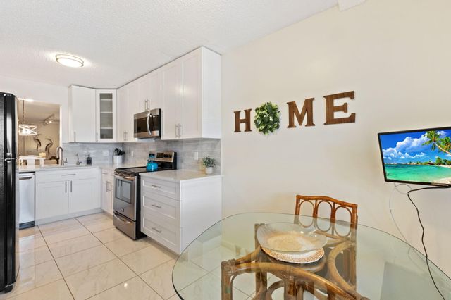 5380 CEDAR LAKE Drive 304, Boynton Beach, FL 33437