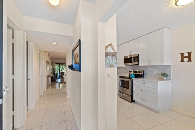 5380 CEDAR LAKE Drive 304, Boynton Beach, FL 33437
