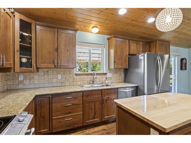 1155 12TH Ct Se, Bandon, OR 97411