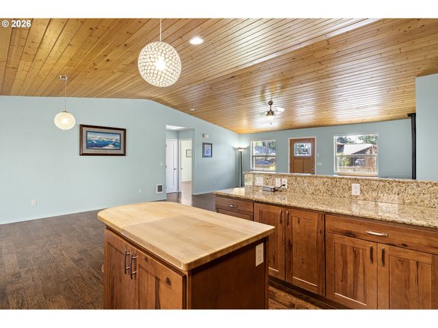 1155 12TH Ct Se, Bandon, OR 97411