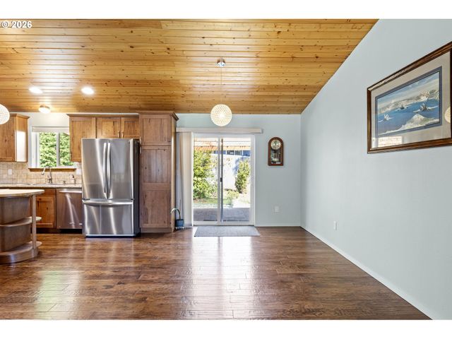 1155 12TH Ct Se, Bandon, OR 97411