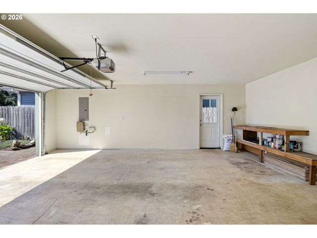 1155 12TH Ct Se, Bandon, OR 97411