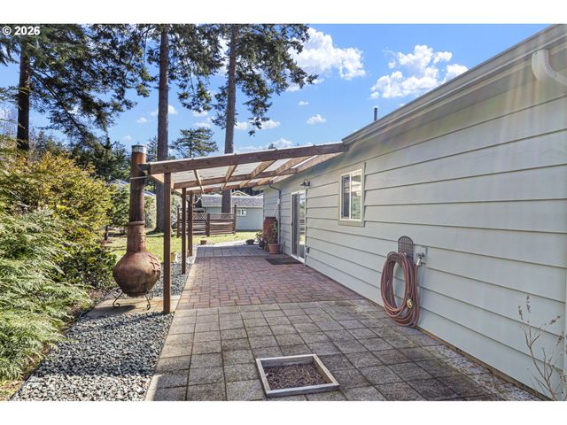 1155 12TH Ct Se, Bandon, OR 97411