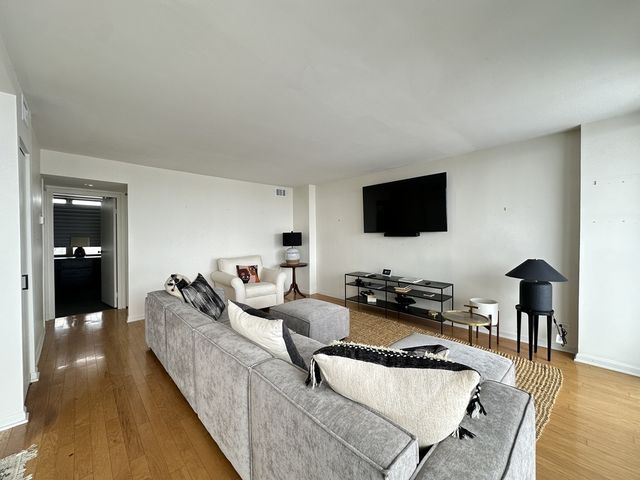 6701 S Crandon Avenue 8B, Chicago, IL 60649