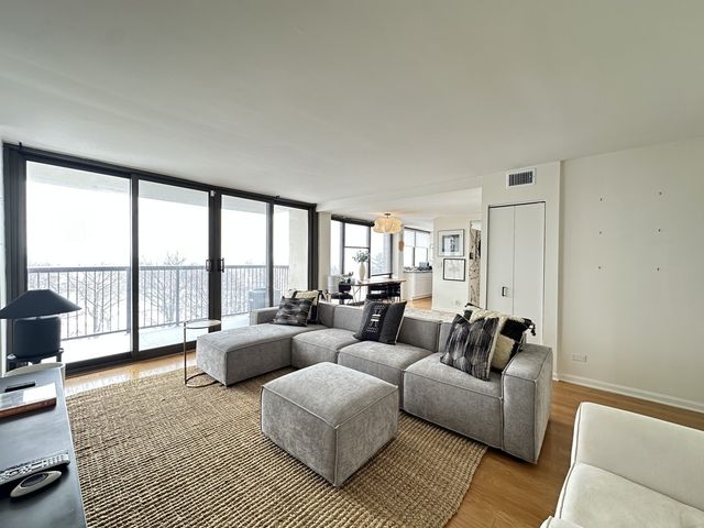 6701 S Crandon Avenue 8B, Chicago, IL 60649