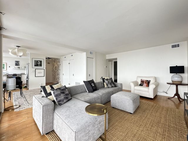 6701 S Crandon Avenue 8B, Chicago, IL 60649