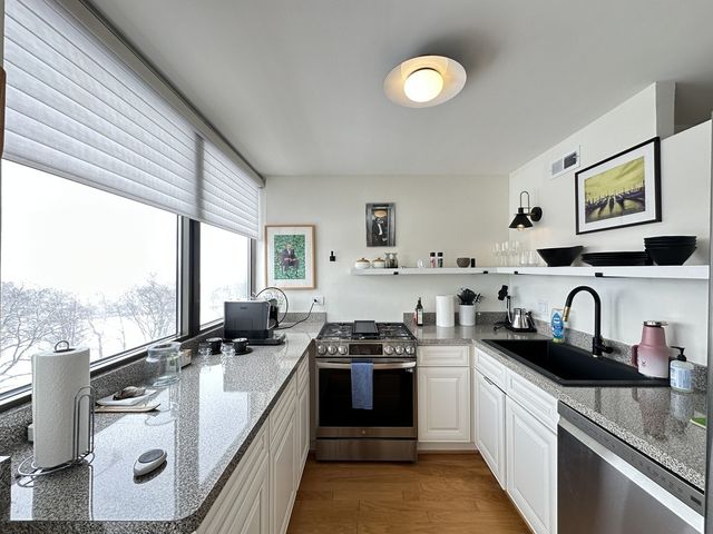 6701 S Crandon Avenue 8B, Chicago, IL 60649