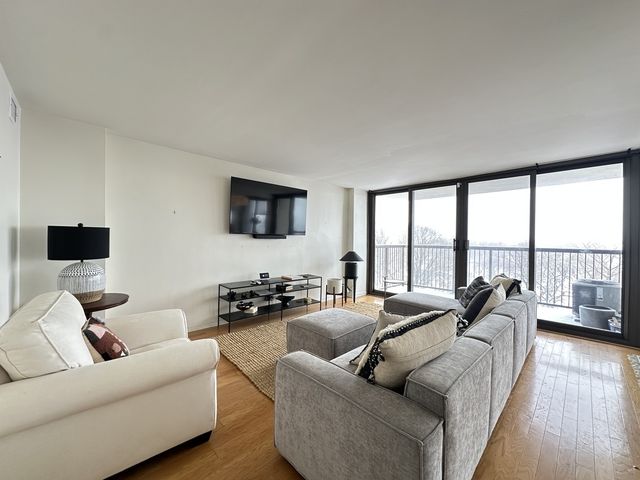 6701 S Crandon Avenue 8B, Chicago, IL 60649