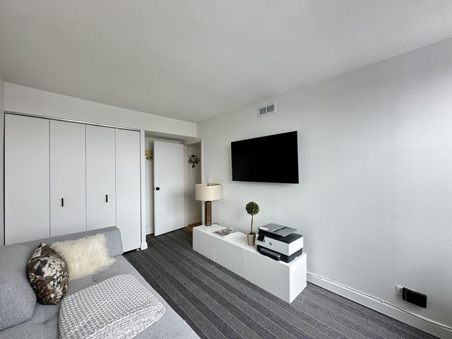 6701 S Crandon Avenue 8B, Chicago, IL 60649