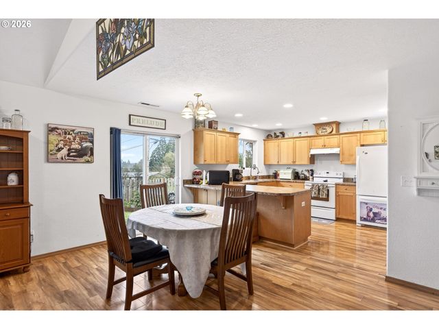 720 N MARKET St, Lafayette, OR 97127