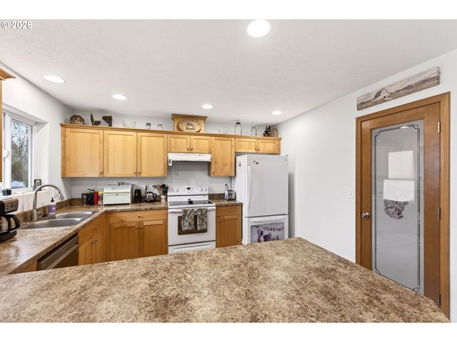 720 N MARKET St, Lafayette, OR 97127