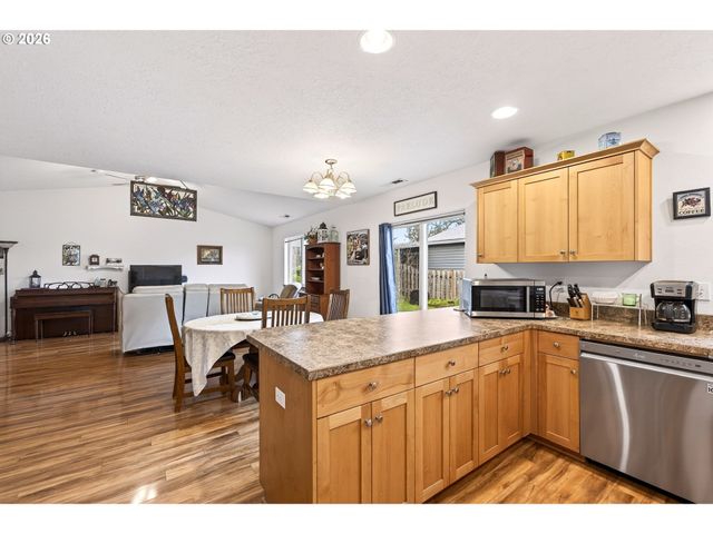 720 N MARKET St, Lafayette, OR 97127