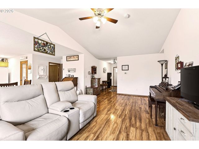 720 N MARKET St, Lafayette, OR 97127