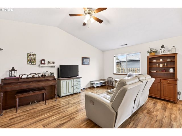 720 N MARKET St, Lafayette, OR 97127