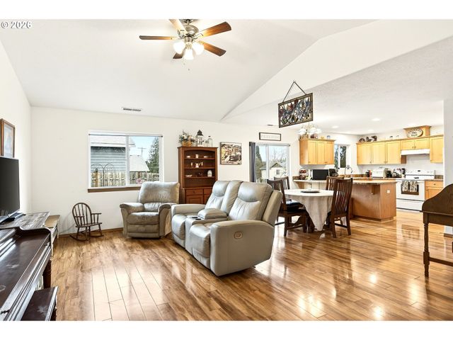 720 N MARKET St, Lafayette, OR 97127