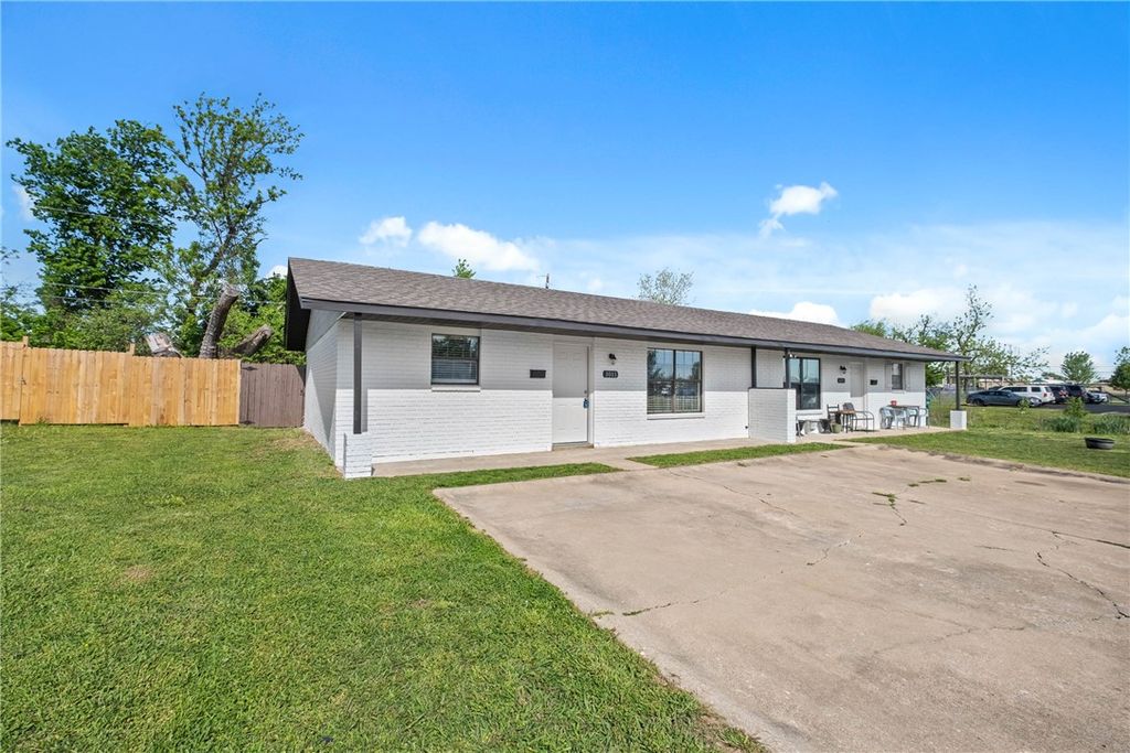 1011 & 1009 W Cypress Street, Rogers, AR 72756