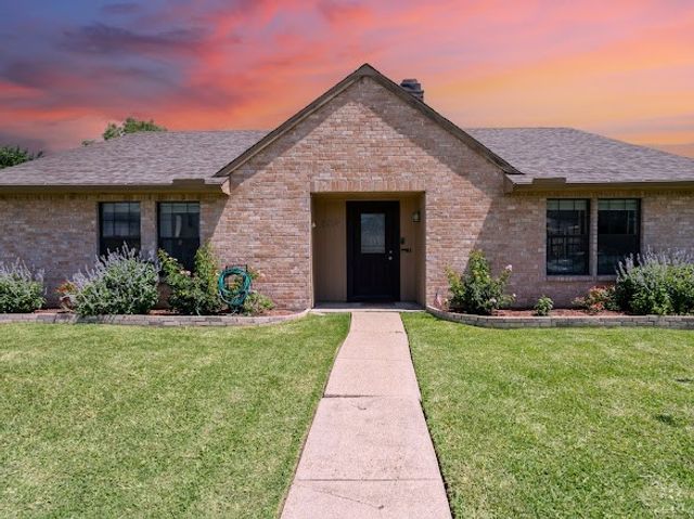 8209 Woodside Road, Rowlett, TX 75088