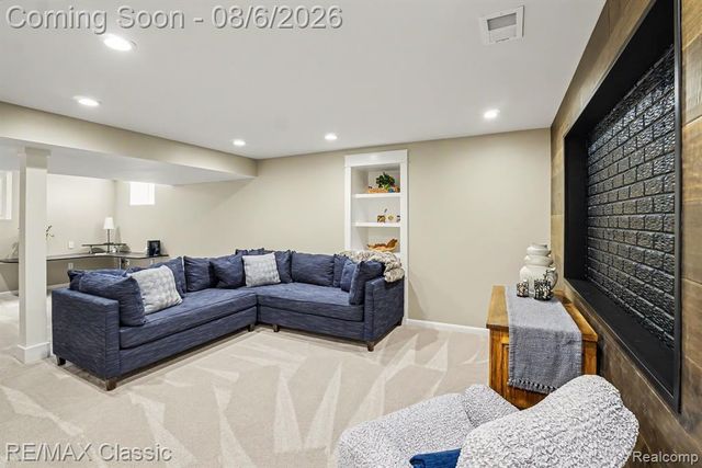 8655 Pettysville Road, Pinckney, MI 48169