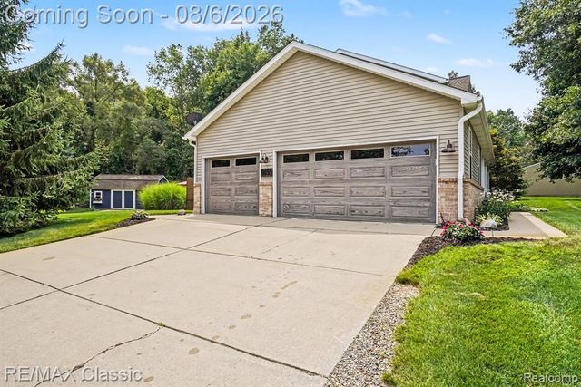 8655 Pettysville Road, Pinckney, MI 48169