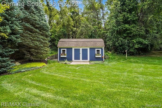 8655 Pettysville Road, Pinckney, MI 48169