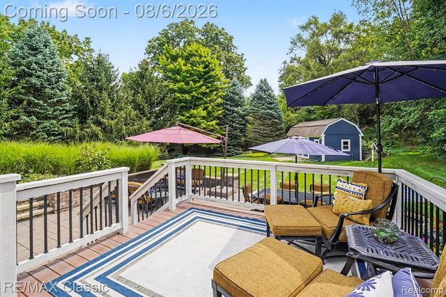 8655 Pettysville Road, Pinckney, MI 48169