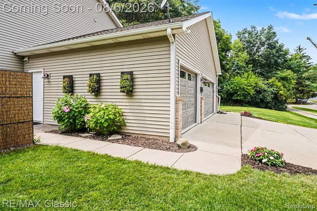 8655 Pettysville Road, Pinckney, MI 48169