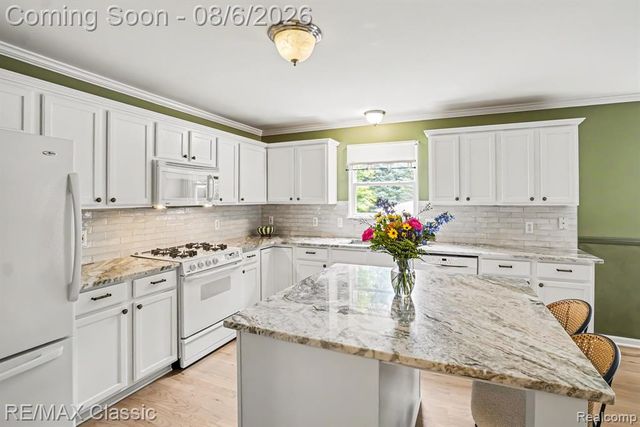 8655 Pettysville Road, Pinckney, MI 48169