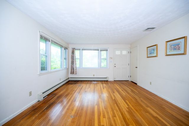 27 Chevy Chase Rd, Worcester, MA 01606