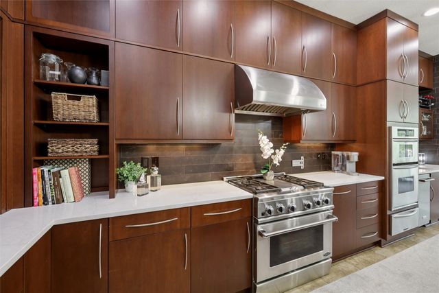 5275 Glen Oaks Way, West Des Moines, IA 50266