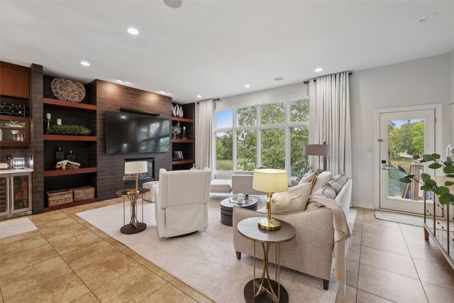 5275 Glen Oaks Way, West Des Moines, IA 50266